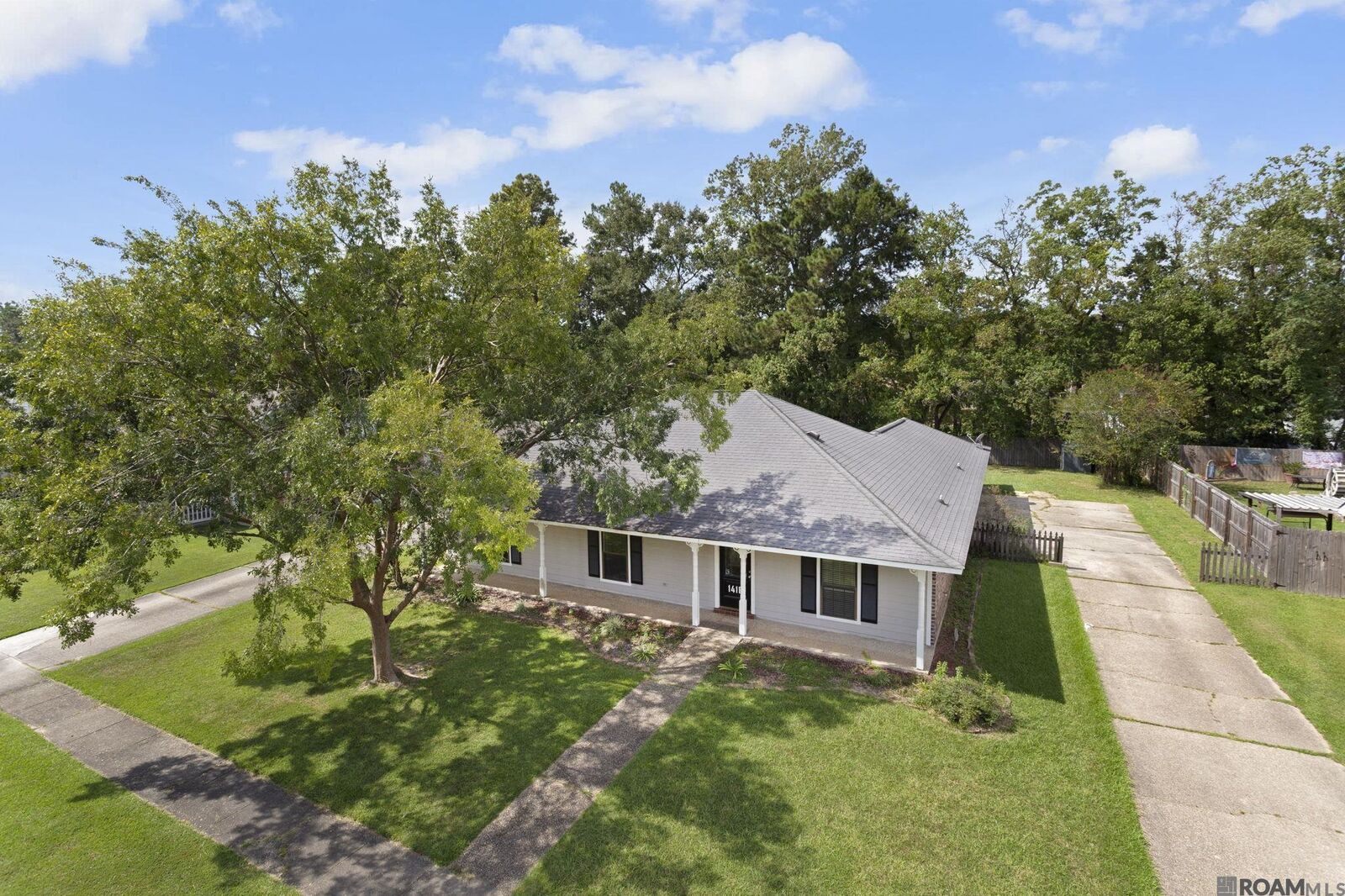 Property Photo: 1416 Shadybrook Dr LA 70816