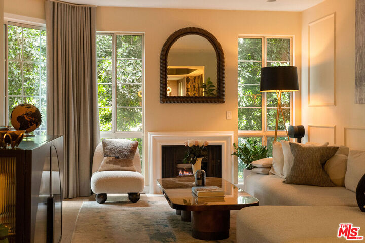 Property Photo:  585 N Rossmore Ave  CA 90004 