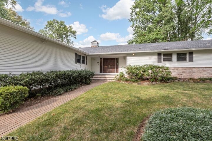 Property Photo:  16 Manchester Dr  NJ 07090 