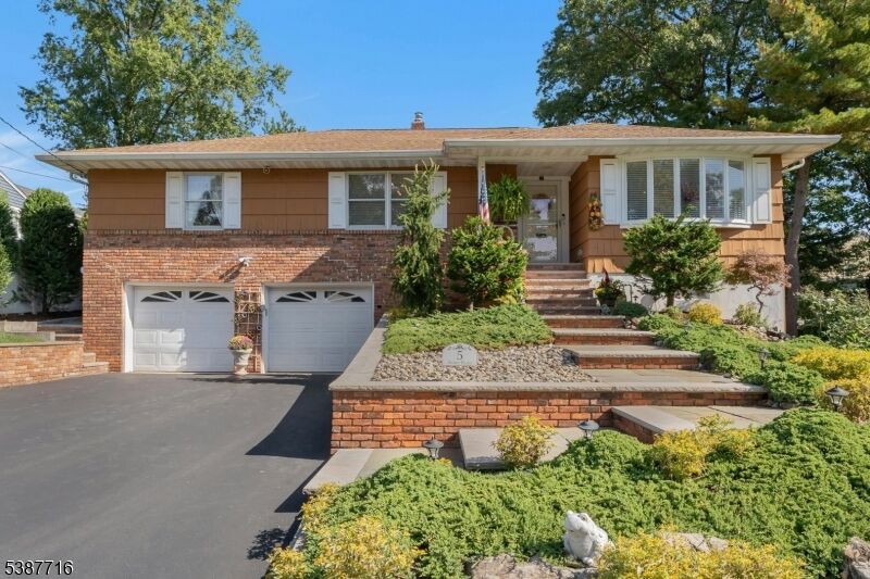 Property Photo:  5 Robin Rd  NJ 07023 