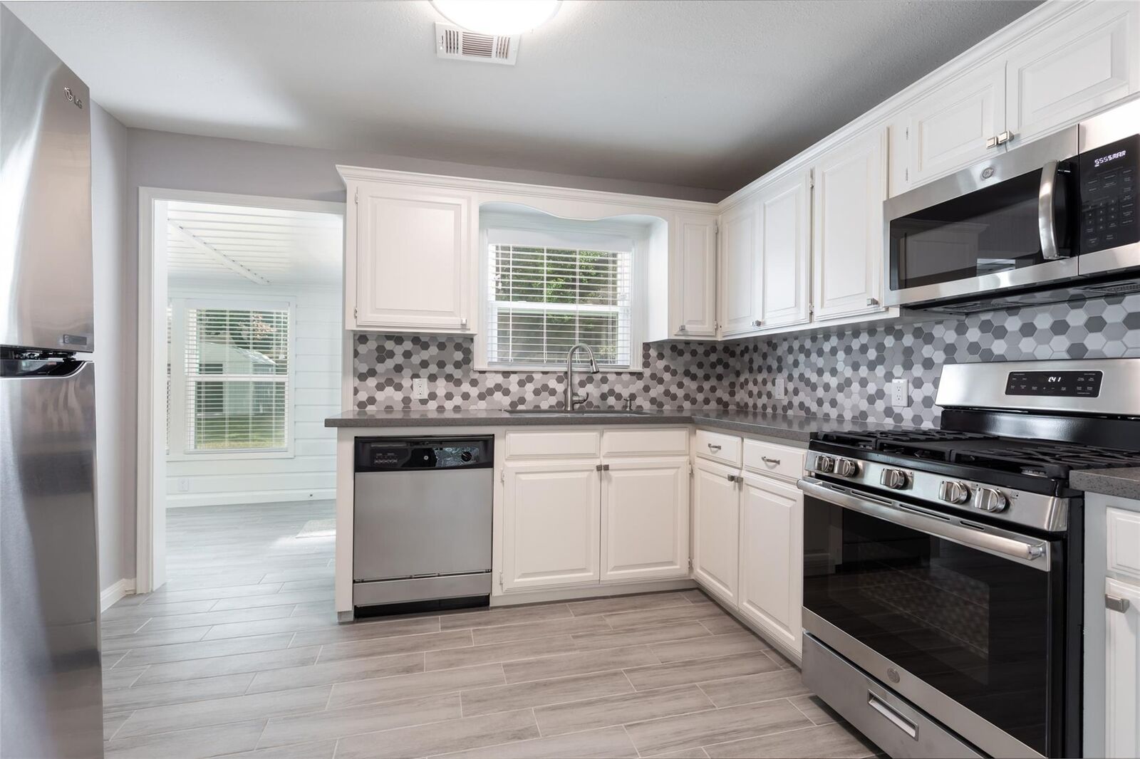 Property Photo: 5527 Jessamine Street TX 77081