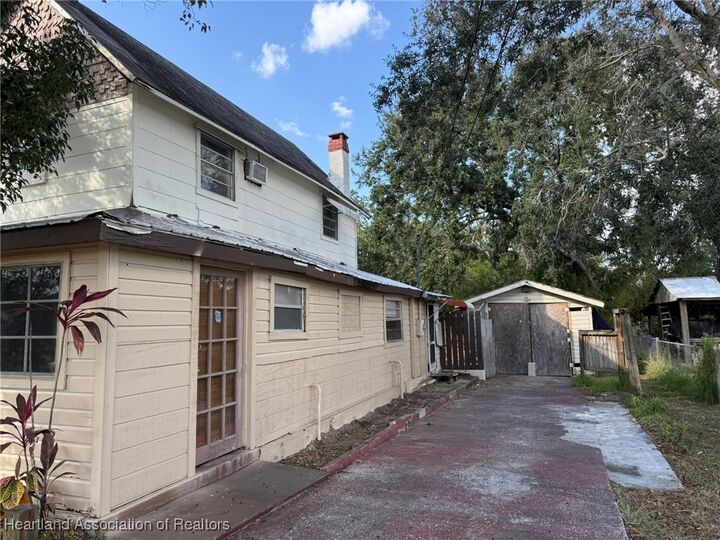 Property Photo: 17 E Winthrop Street FL 33825