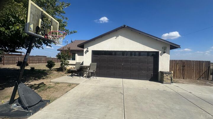 Property Photo:  749 Pickerell Avenue  CA 93212 