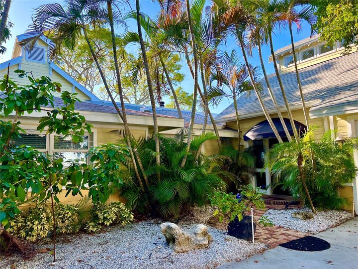 Property Photo: 615 N Mayo Street FL 34681