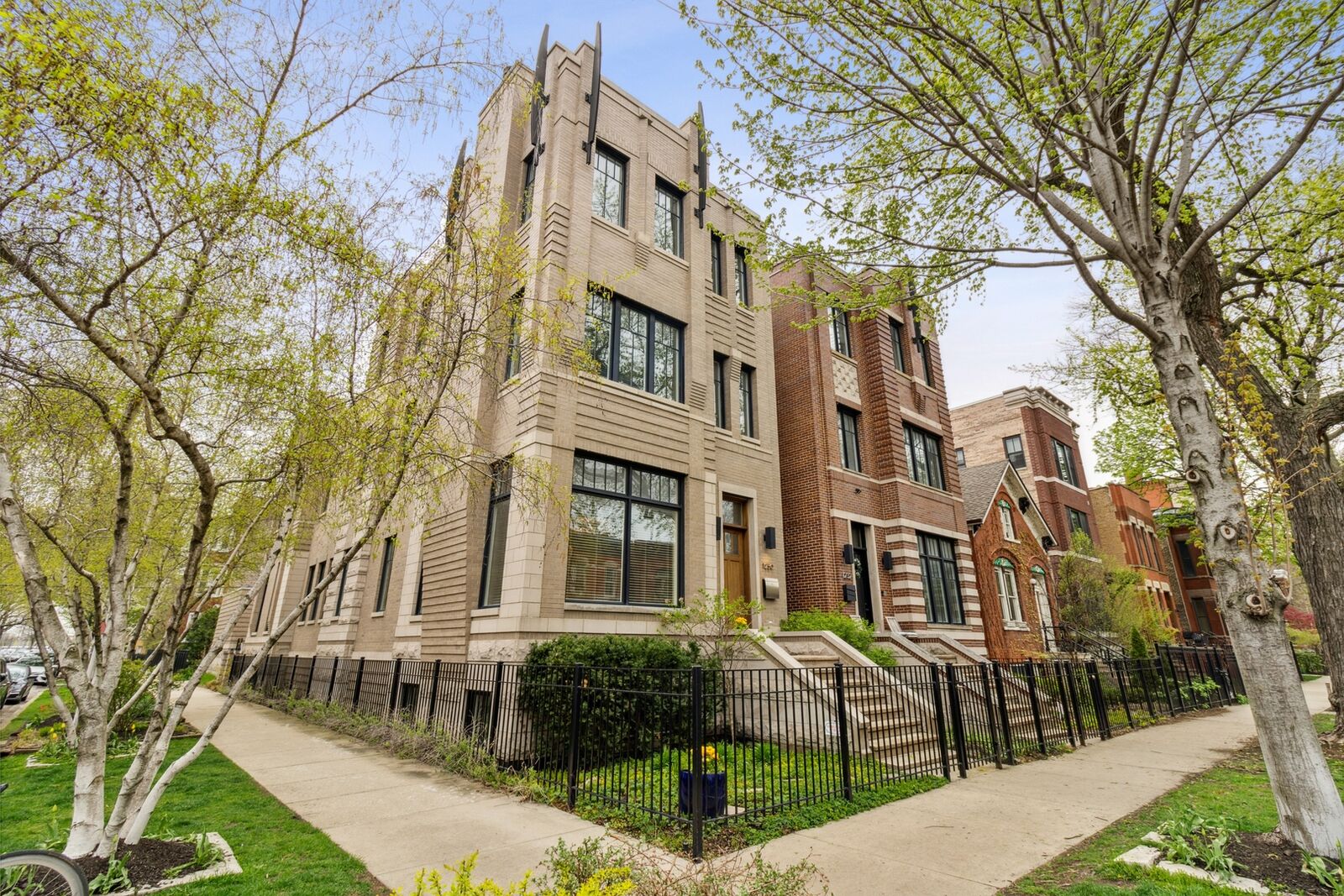Property Photo:  1230 N Hoyne Avenue  IL 60622 
