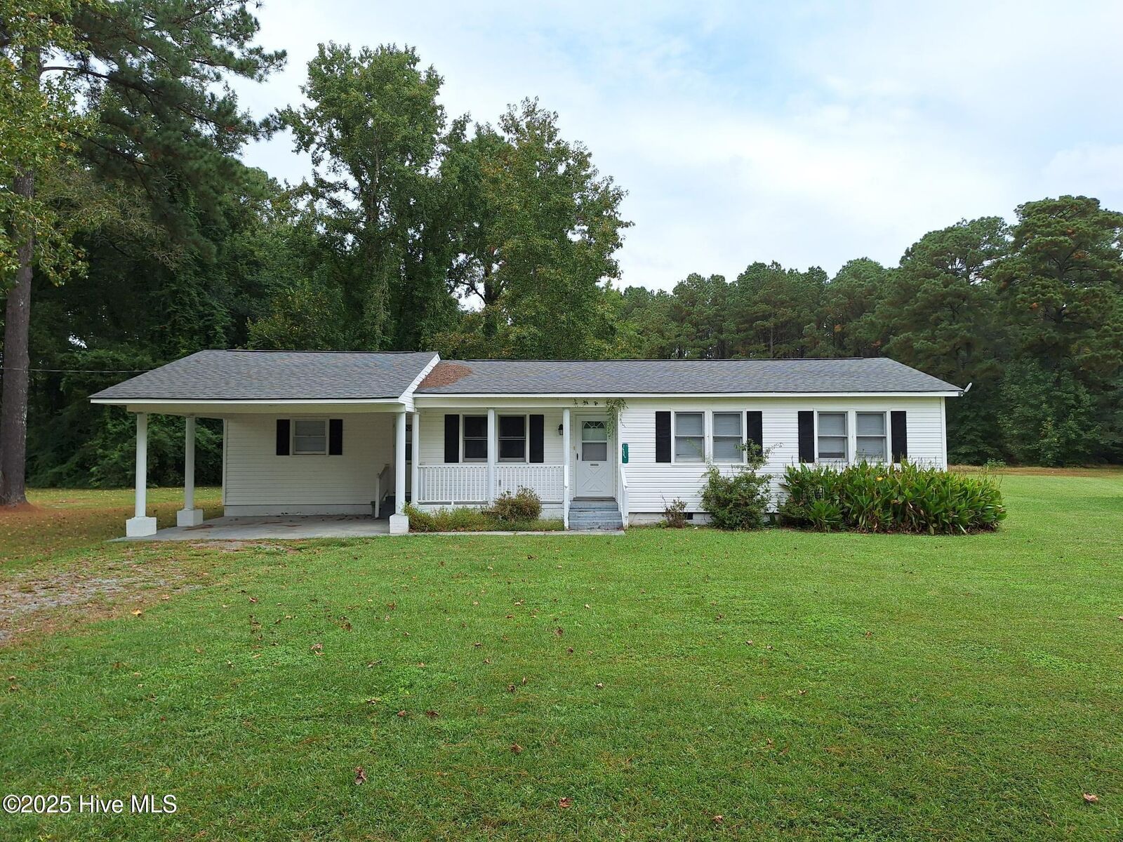 Property Photo: 1432 S King Street NC 27983