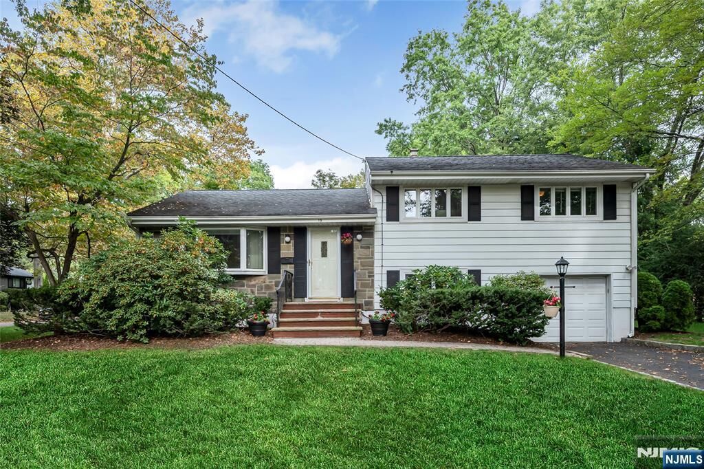 Property Photo:  15 Linden Road  NJ 07423 