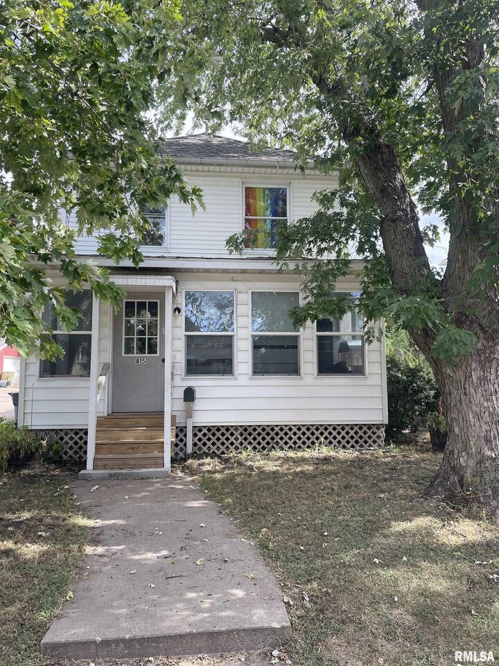 815 S 6th Street  Clinton IA 52732 photo