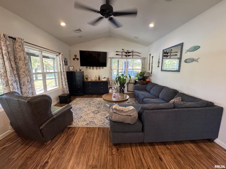 Property Photo:  1656 E County Road 1125 E Road  IL 62823 