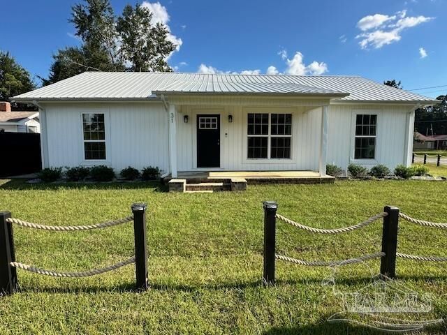 Property Photo: 31 W Cottage St FL 32535