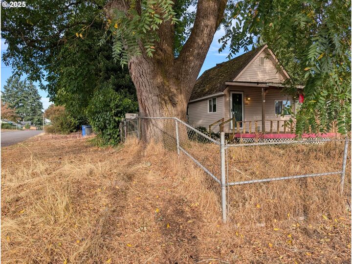 Property Photo:  3100 N St  WA 98663 