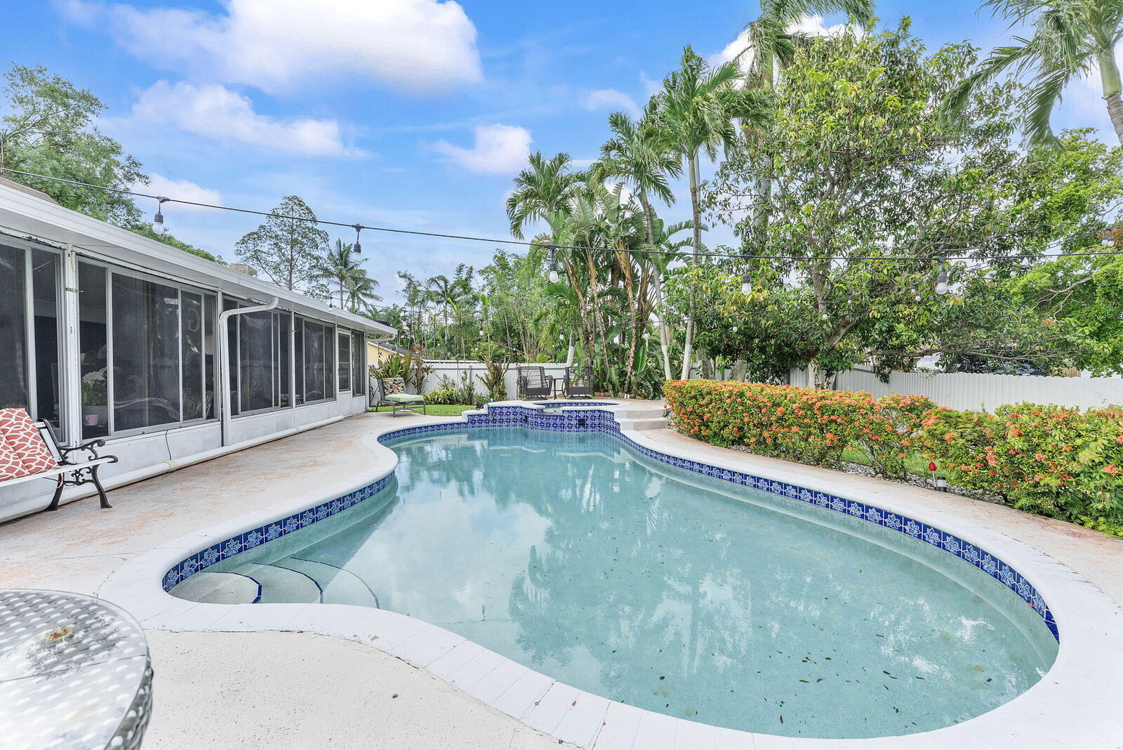 Property Photo: 400 NW 98th Avenue FL 33024