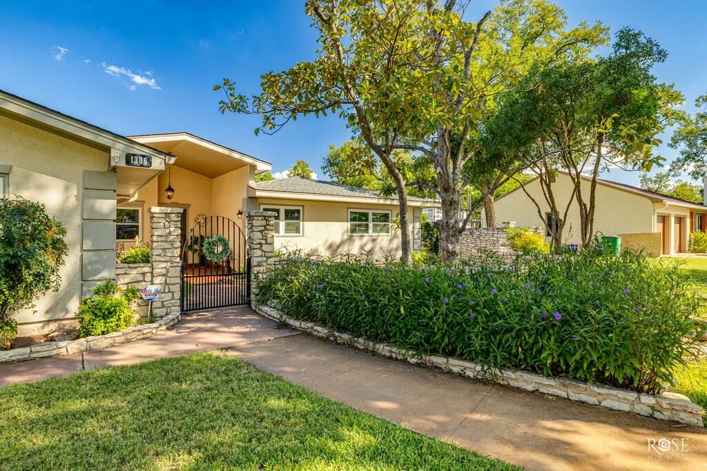 Property Photo: 1306 S Monroe St TX 76901