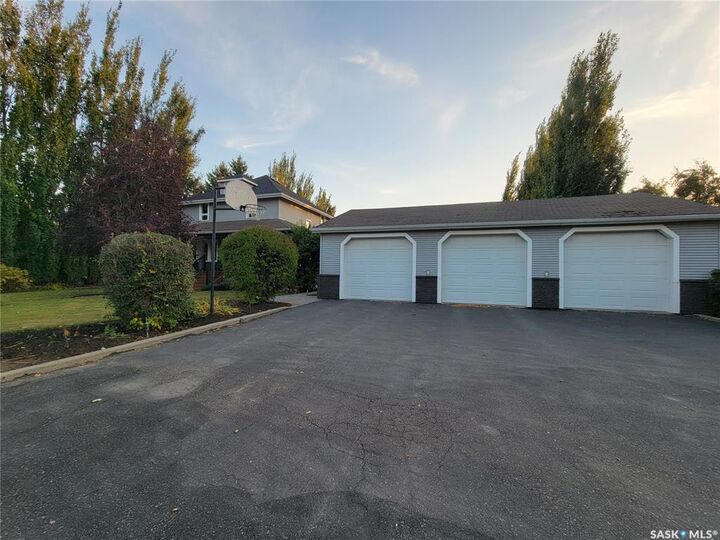 Property Photo:  560 4th Avenue E  SK S0K 4L0 