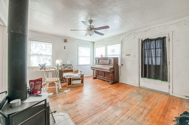 Property Photo:  908 S Clark Street  CA 93292 