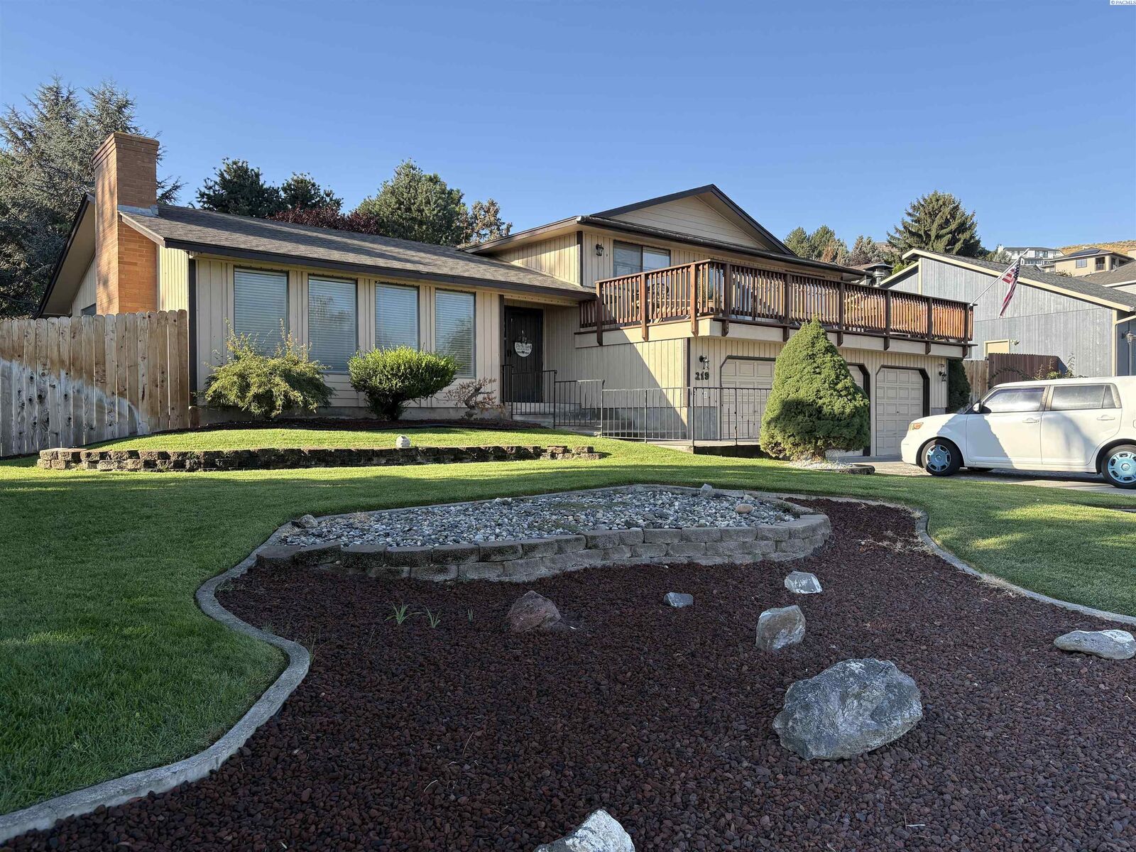 Property Photo: 219 Rockwood Dr. WA 99352