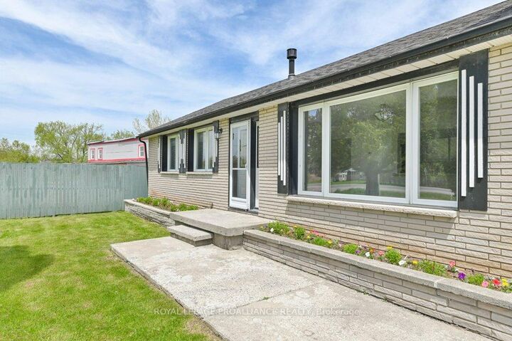 Photo de la propriété:  22227 Loyalist Parkway  ON K0K 1L0 