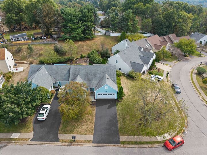 Property Photo:  2569 Pheasant Run B  PA 15090 