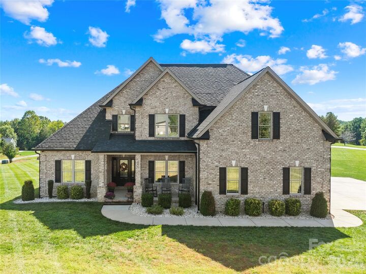Property Photo: 895 Oak Ridge Farms Circle NC 28658
