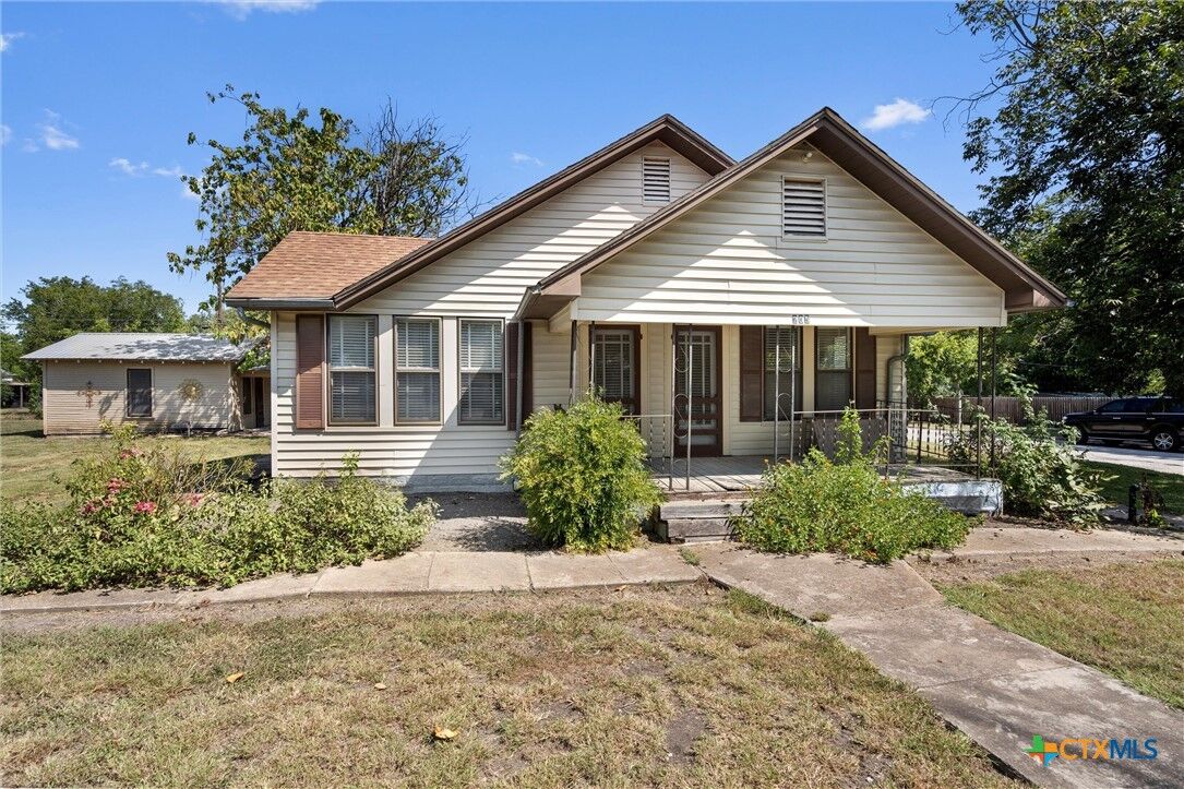 Property Photo: 205 E Broadway Street TX 76530