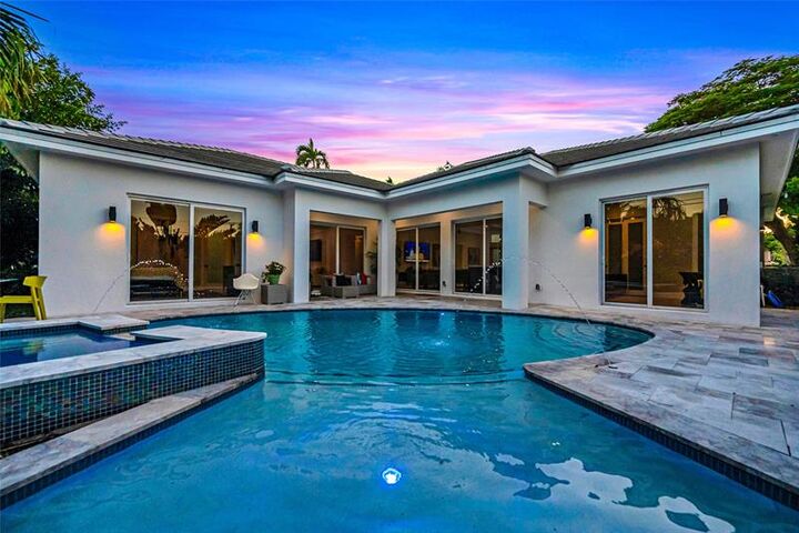 Property Photo:  4440 NE 15th Ter  FL 33334 