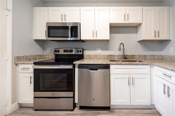 Property Photo:  6061 N Falls Circle Dr 102  FL 33319 