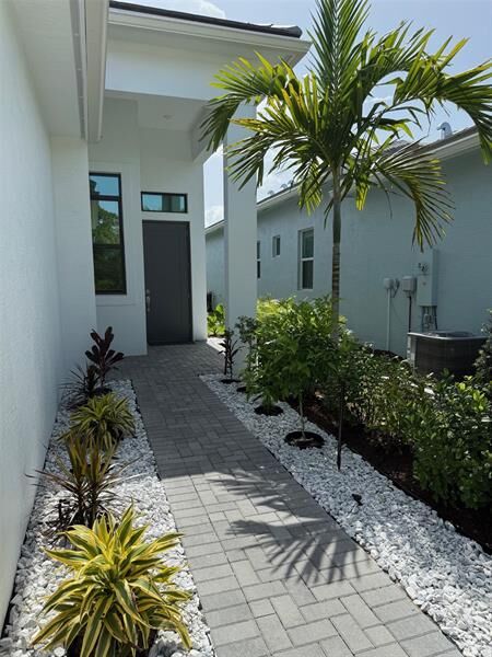Property Photo:  187 SE Via Sangro  FL 34952