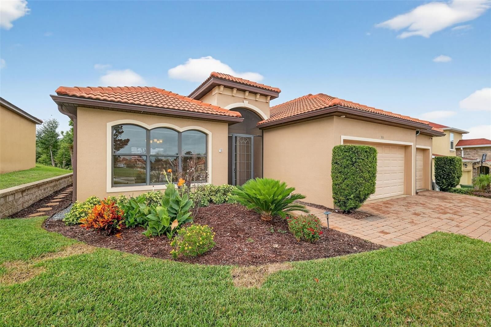 Property Photo: 301 Crestrun Loop FL 34748