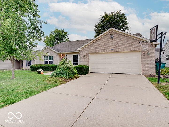 Property Photo:  2160 Meadow Glen Boulevard  IN 46131 