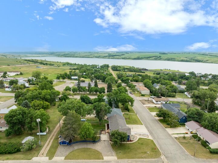Property Photo:  220 NE 4th Ave  ND 58746 
