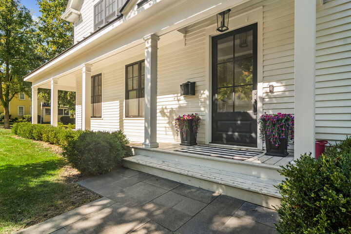 Property Photo:  302 E Hillside Avenue  IL 60010 