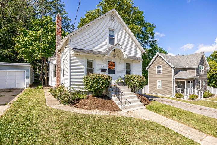 Property Photo:  217 N 6th Street  IL 60174 