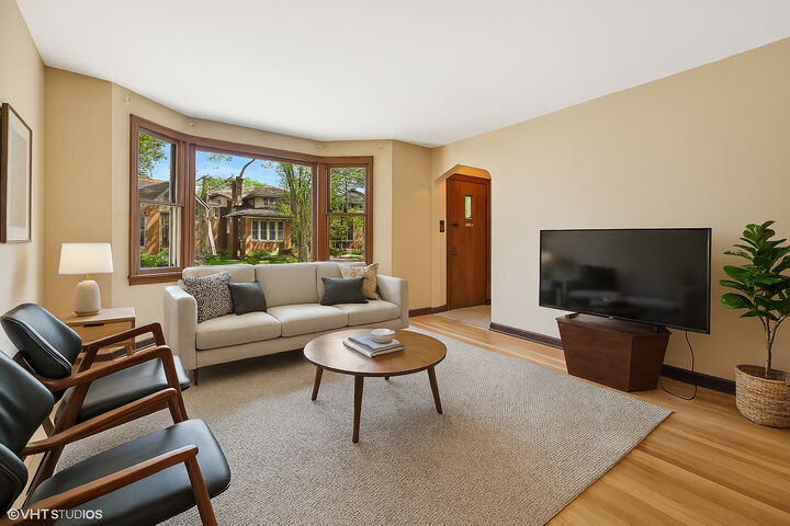 Property Photo: 6321 N Merrimac Avenue IL 60646