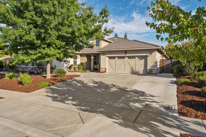 Property Photo:  