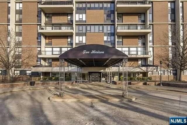 Property Photo:  2 Horizon Road 1423  NJ 07024 