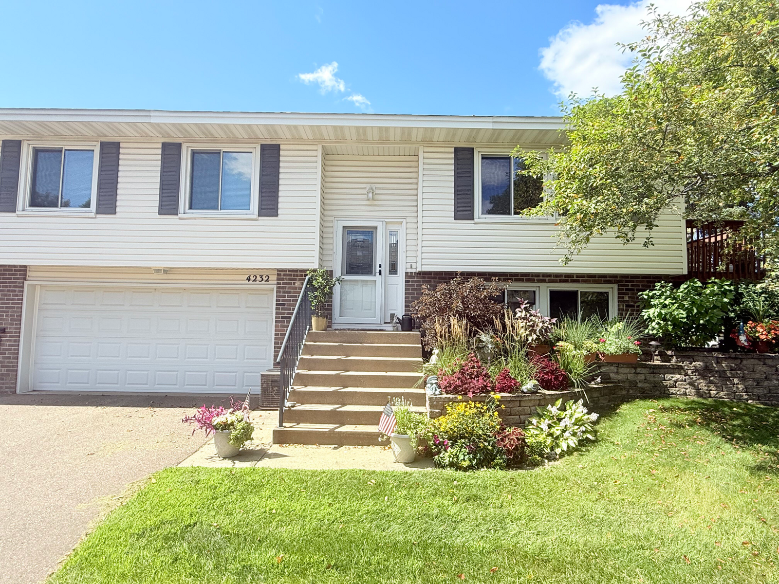 Property Photo:  4232 Bridgewood Terrace  MN 55127 