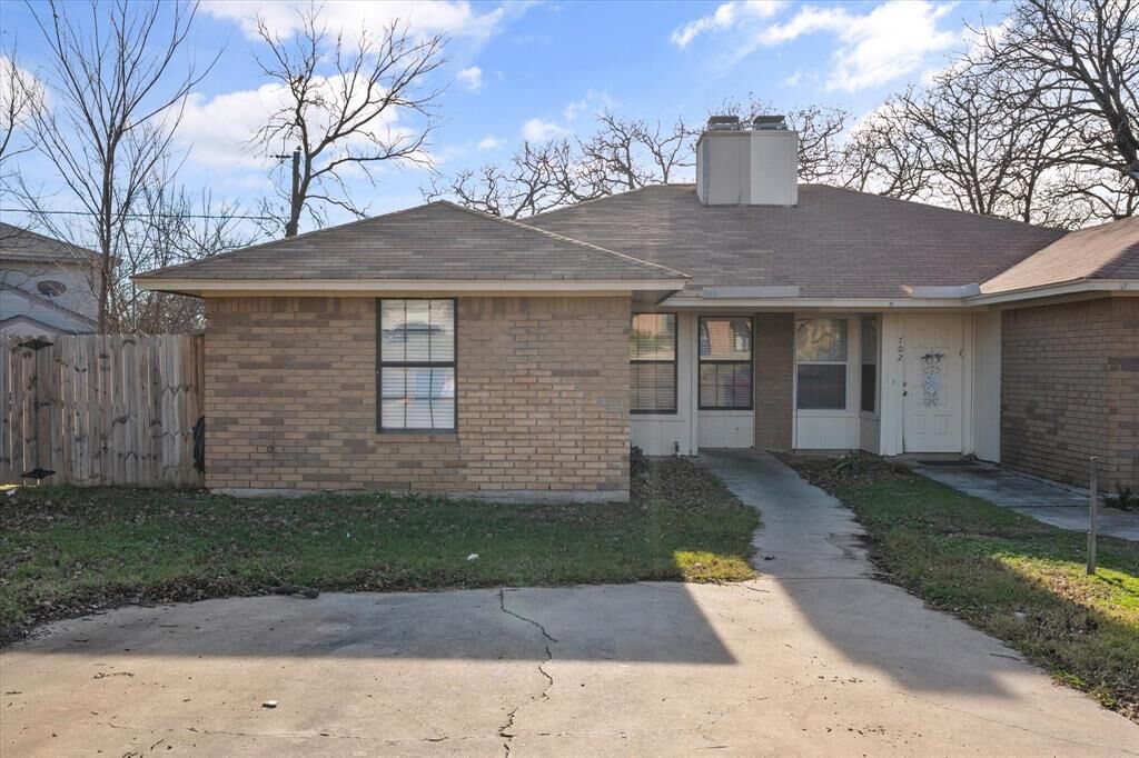 Property Photo:  704 Woodland Court  TX 76060 