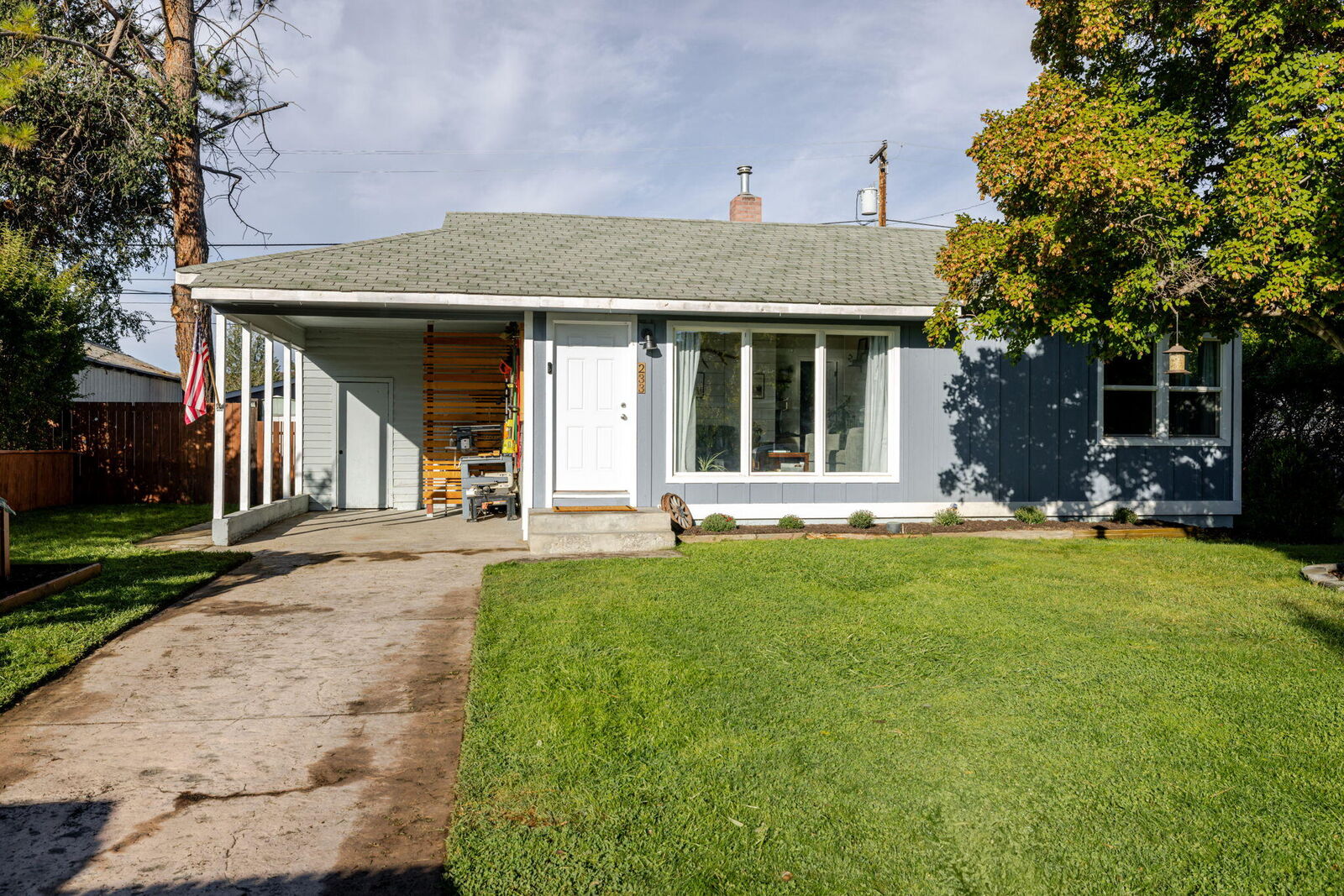 Property Photo:  233 SW Ewen Street  OR 97754 