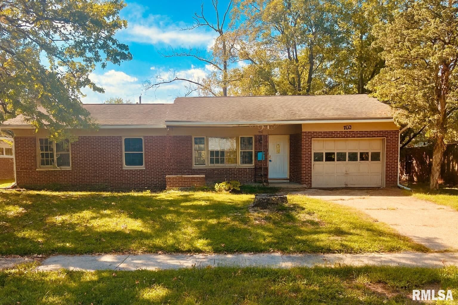 Property Photo: 702 S Dixon Avenue IL 62901