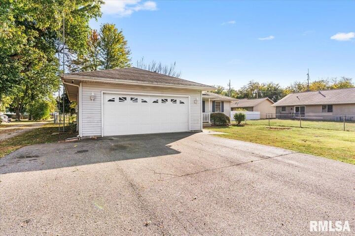 Property Photo: 450 W Hill Street IL 62690