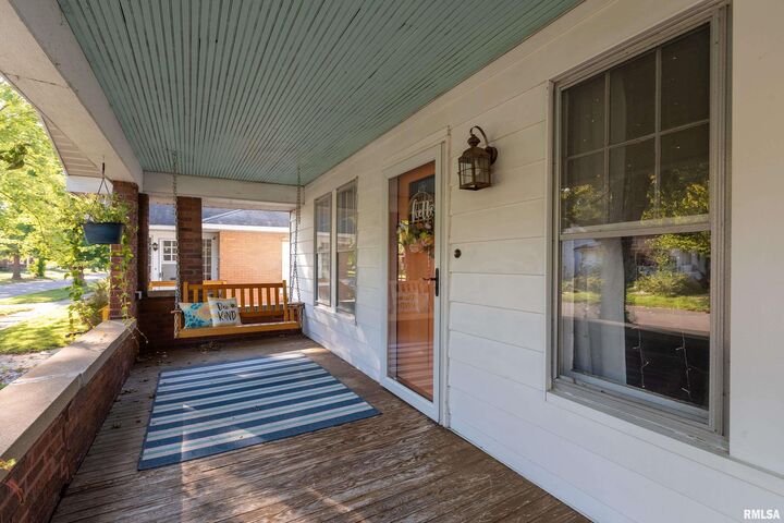Property Photo:  2004 W Elm Street  IL 62966 