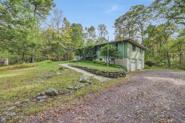 Property Photo: 136 Oak Lane PA 18326