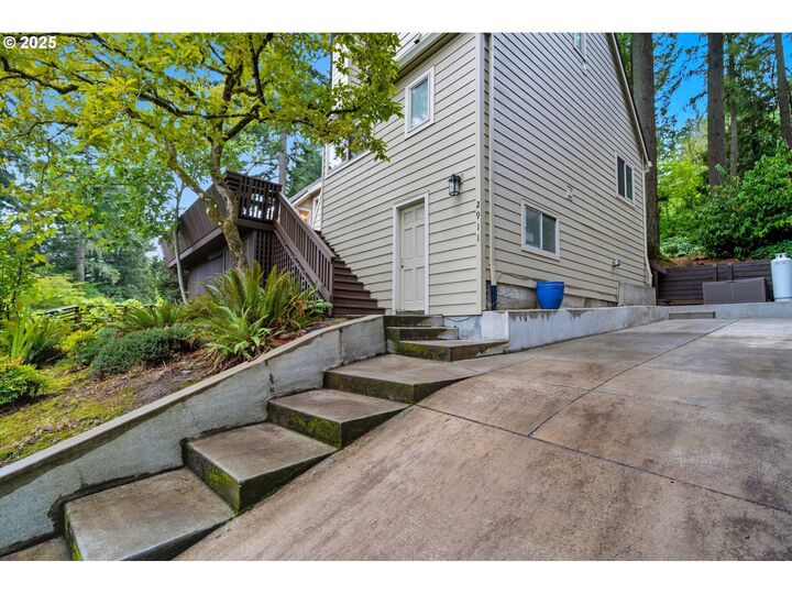 Property Photo:  2911 SW Dickinson St  OR 97219 