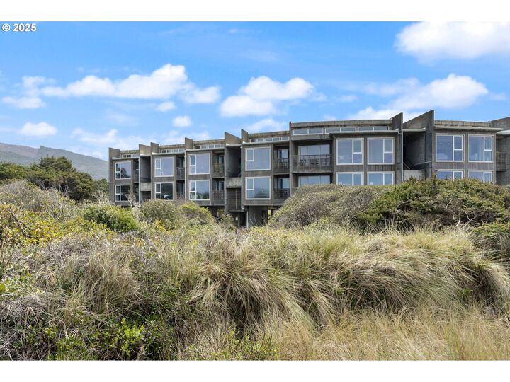 Property Photo:  105 NW 23rd Ave 208  OR 97136 