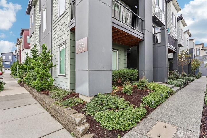 Property Photo:  610  237th Place SE B  WA 98021 