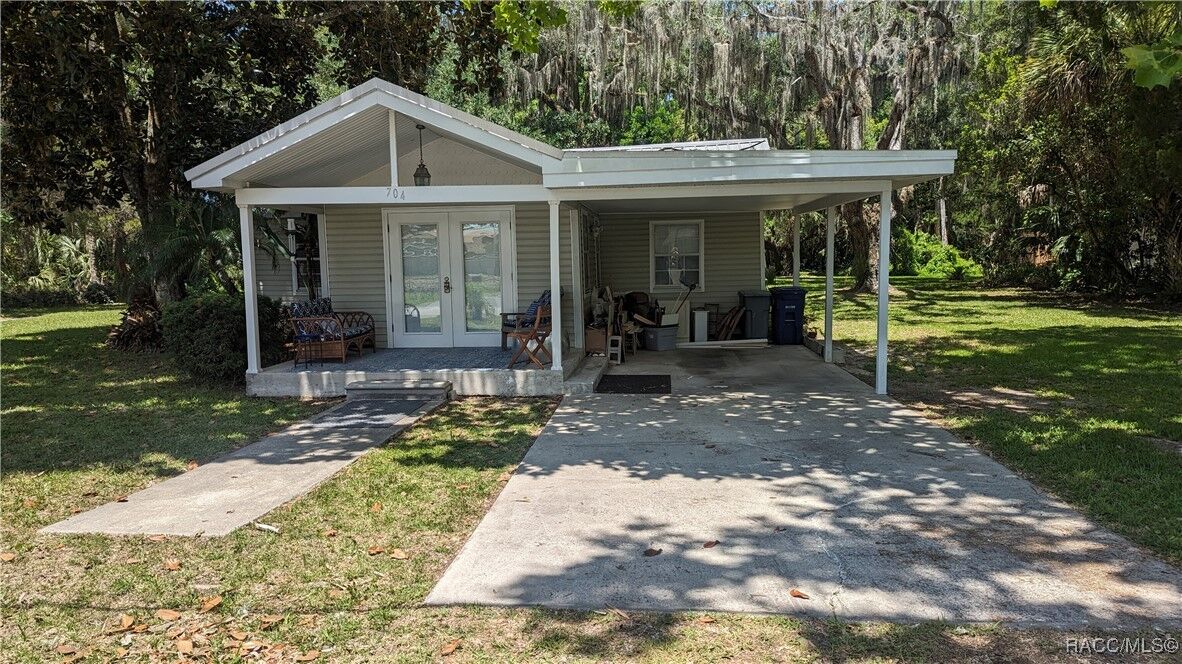 Property Photo: 704 NE 2nd Avenue FL 34429