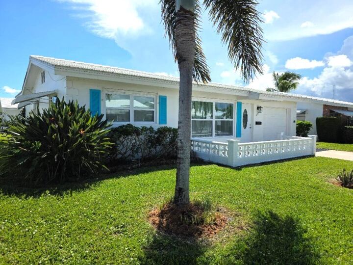 Property Photo: 1008 Siesta Avenue FL 33426