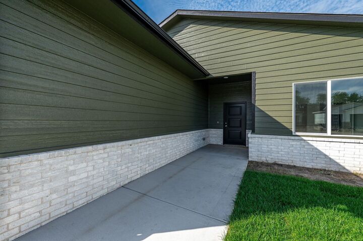 Property Photo:  720 E Elmwood St  KS 67147-1125 