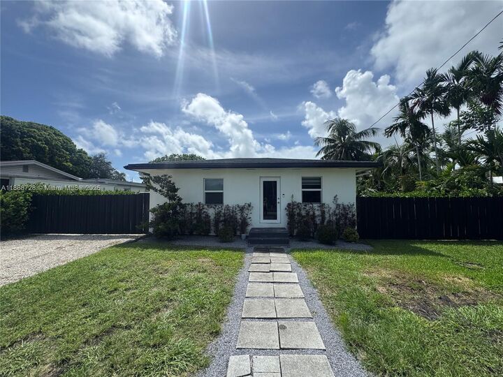9050 SW 156th St  Palmetto Bay FL 33157 photo