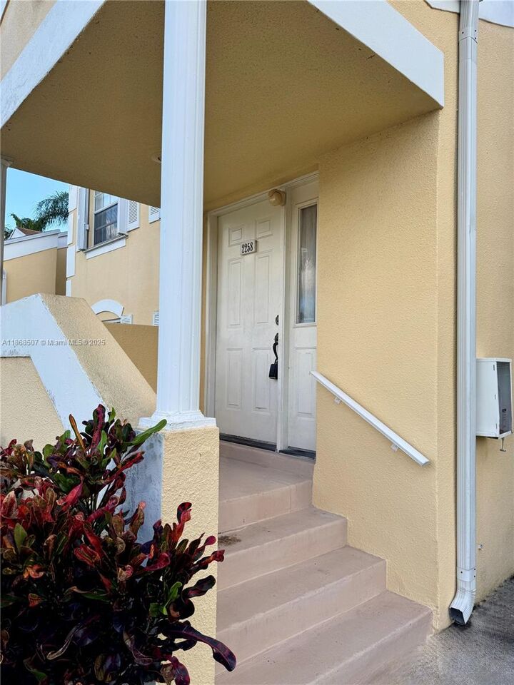 Property Photo:  2258 SE 27th Dr 203-E  FL 33035
